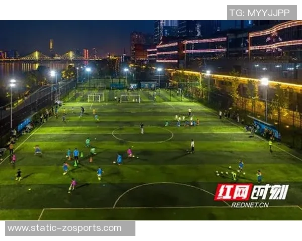 激情四溢的绿茵场上足球比赛的瞬间与感动